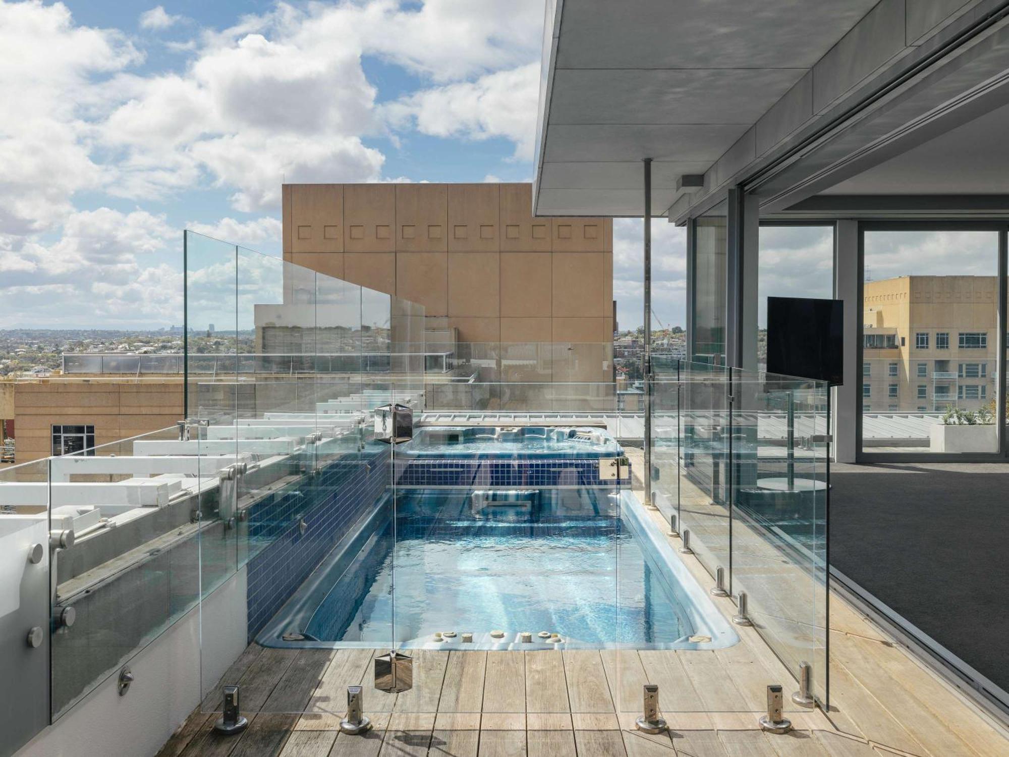 فندق آرت سيريز - ذا أولسن ملبورن المظهر الخارجي الصورة The rooftop pool at the hotel